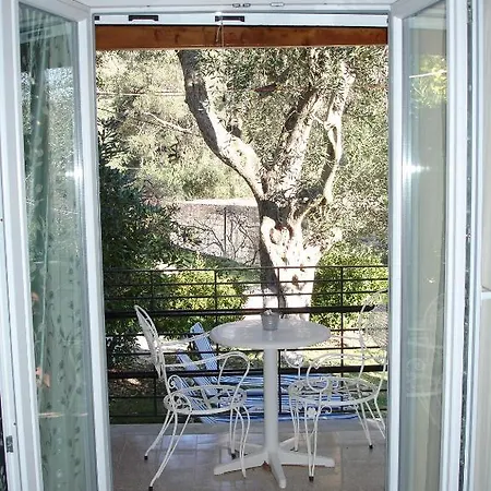 Bozikis & Studios شقة *